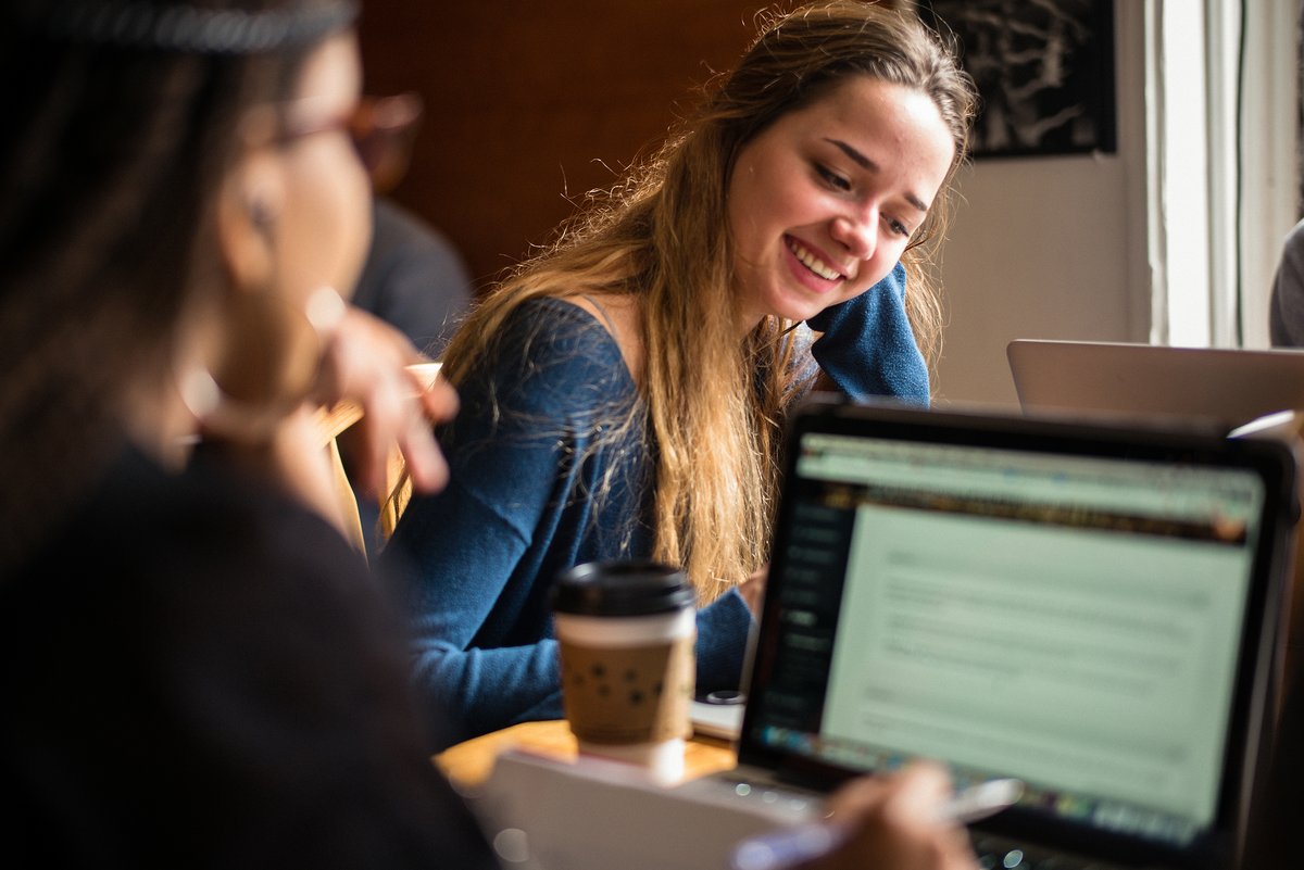 Dorotea and Fabiola taking class on ALF in cafe